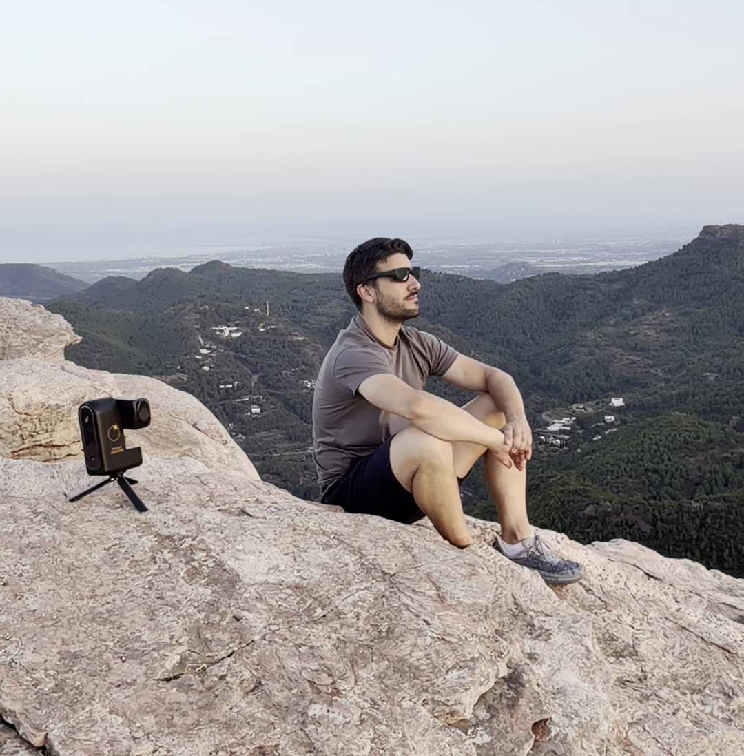 Jorge Segura junto al Seestar S30 Pro observando desde la cima de una montaña
